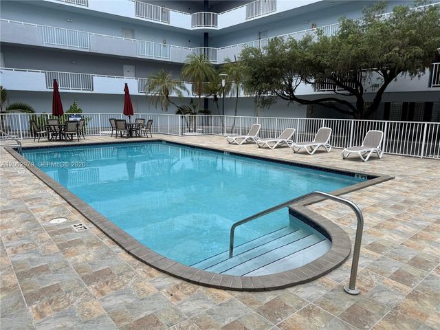 8261 NW 8th St 434, Miami, FL 33126
