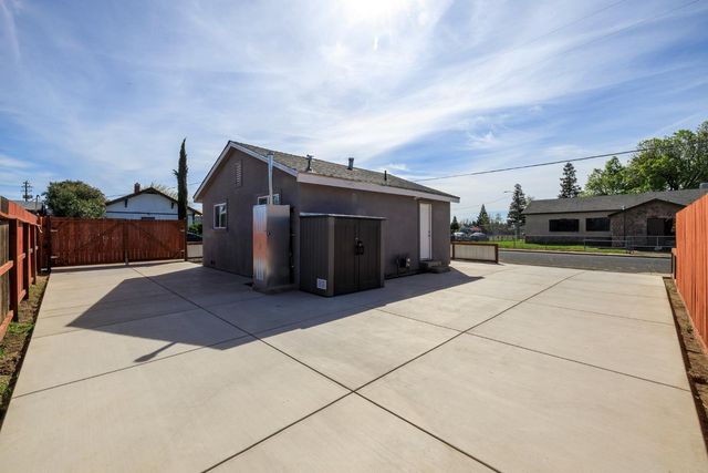403 Stockton St, Manteca, CA 95337
