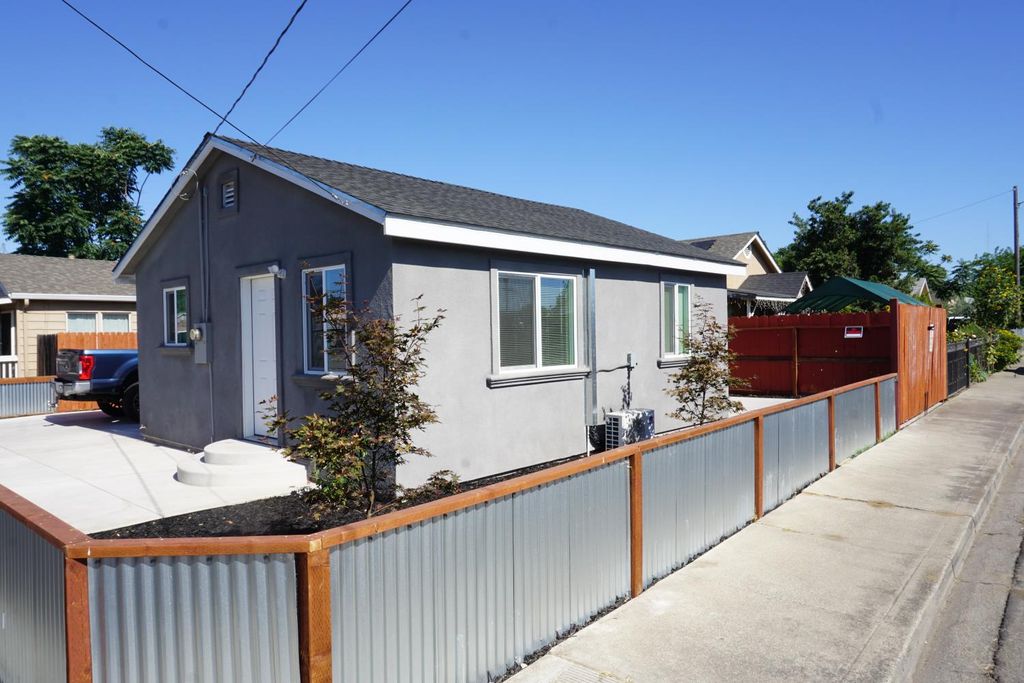 403 Stockton St, Manteca, CA 95337