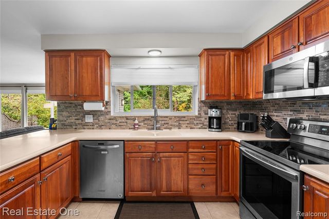 20001 S Riverhill Drive, Clinton Township, MI 48036