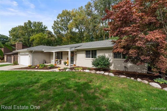 20001 S Riverhill Drive, Clinton Township, MI 48036