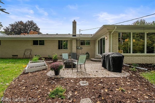 20001 S Riverhill Drive, Clinton Township, MI 48036