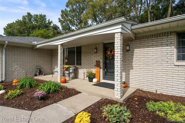 20001 S Riverhill Drive, Clinton Township, MI 48036