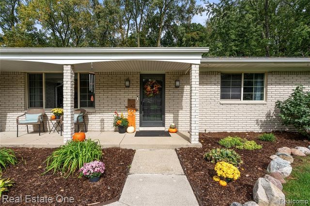 20001 S Riverhill Drive, Clinton Township, MI 48036