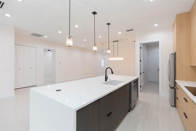 7205 N LOIS AVENUE, Tampa, FL 33614