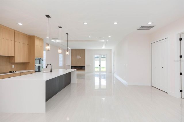 7205 N LOIS AVENUE, Tampa, FL 33614