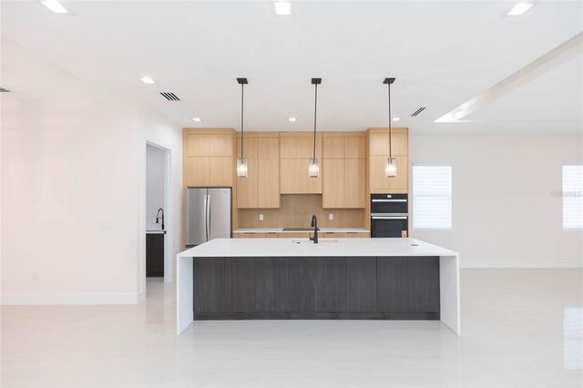 7205 N LOIS AVENUE, Tampa, FL 33614