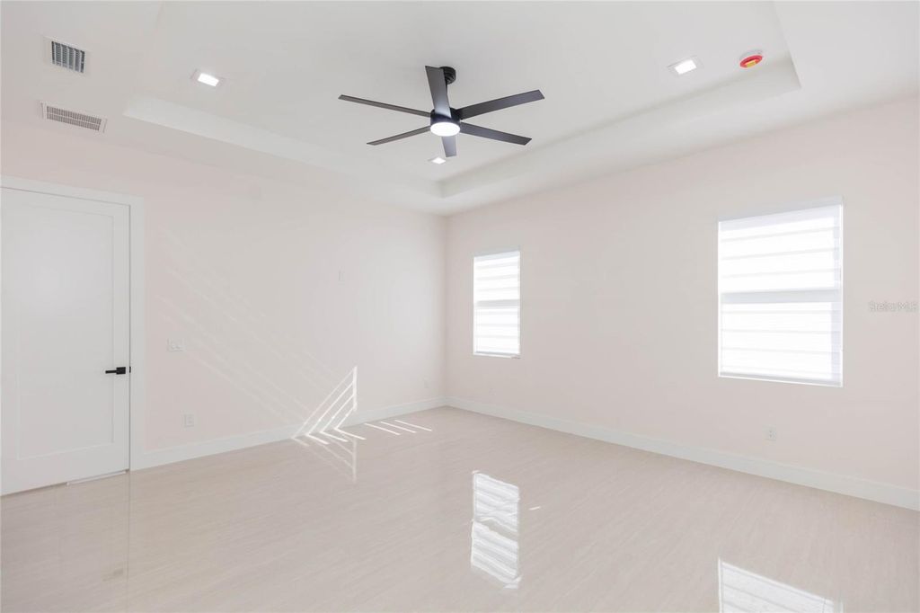 Image 35 of property listing at 7205 N LOIS AVENUE, Tampa, FL 33614
