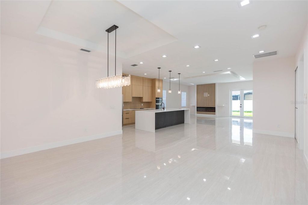 Image 5 of property listing at 7205 N LOIS AVENUE, Tampa, FL 33614
