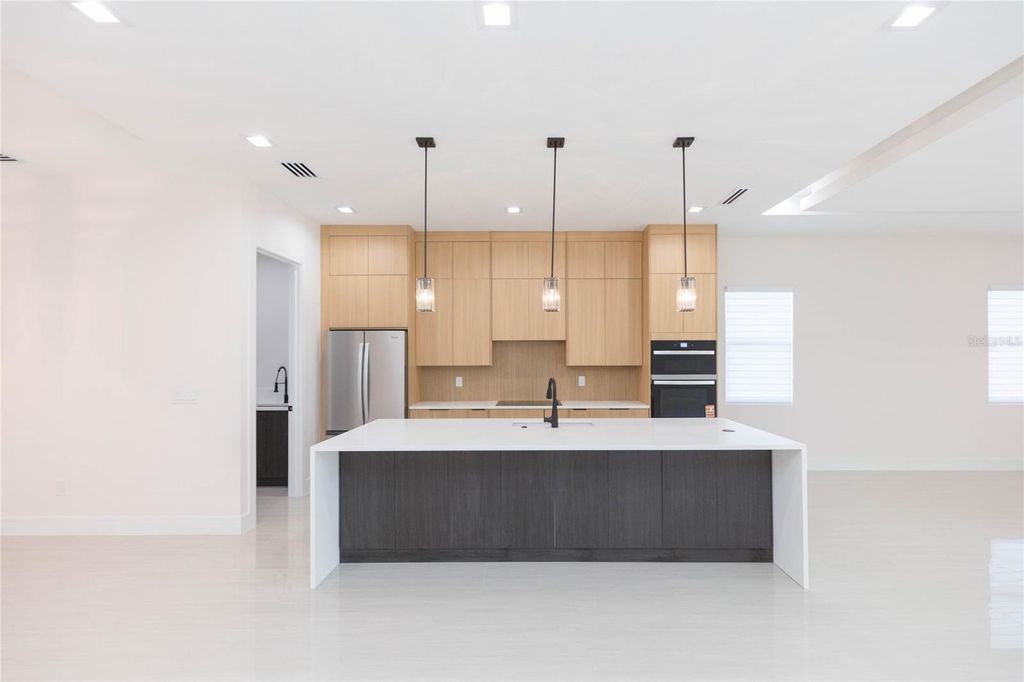 Image 9 of property listing at 7205 N LOIS AVENUE, Tampa, FL 33614