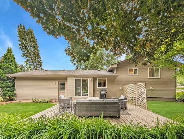 10500 39th Avenue N, Plymouth, MN 55441