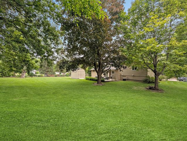 10500 39th Avenue N, Plymouth, MN 55441