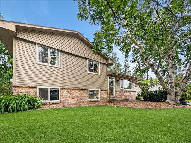 10500 39th Avenue N, Plymouth, MN 55441