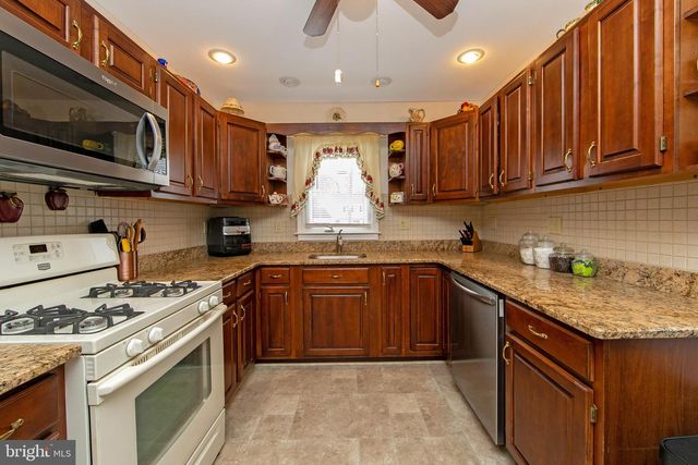 11 HERITAGE RD, Marlton, NJ 08053