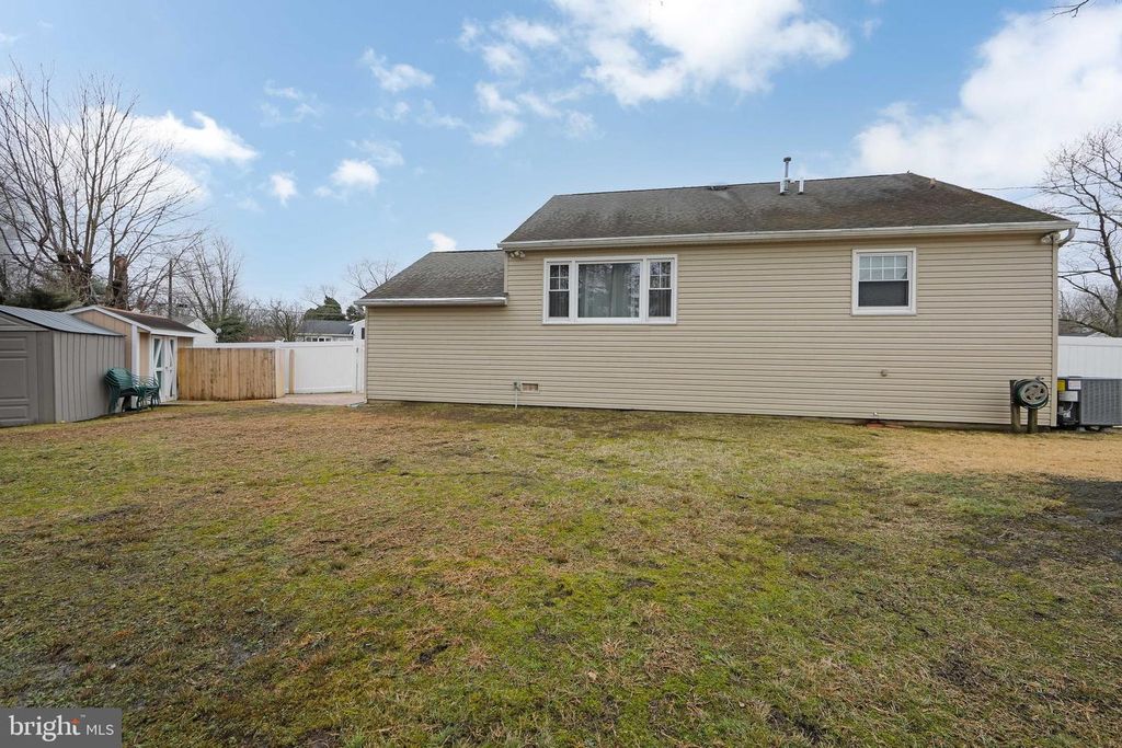 Image 8 of property listing at 11 HERITAGE RD, Marlton, NJ 08053