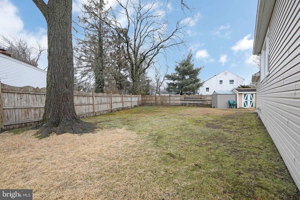 Image 9 of property listing at 11 HERITAGE RD, Marlton, NJ 08053