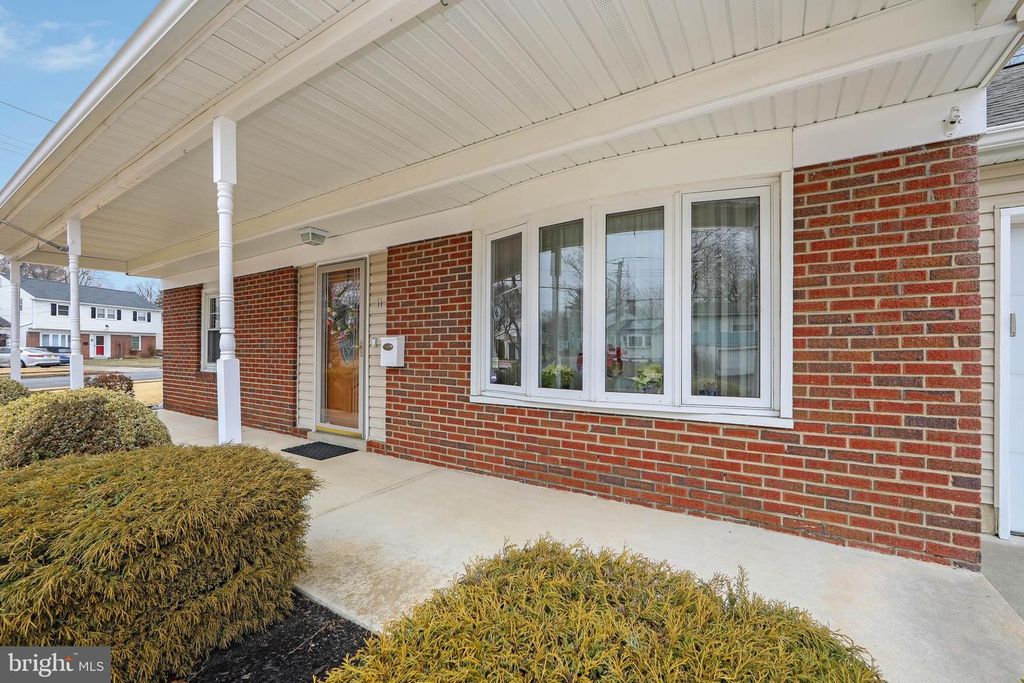 Image 10 of property listing at 11 HERITAGE RD, Marlton, NJ 08053