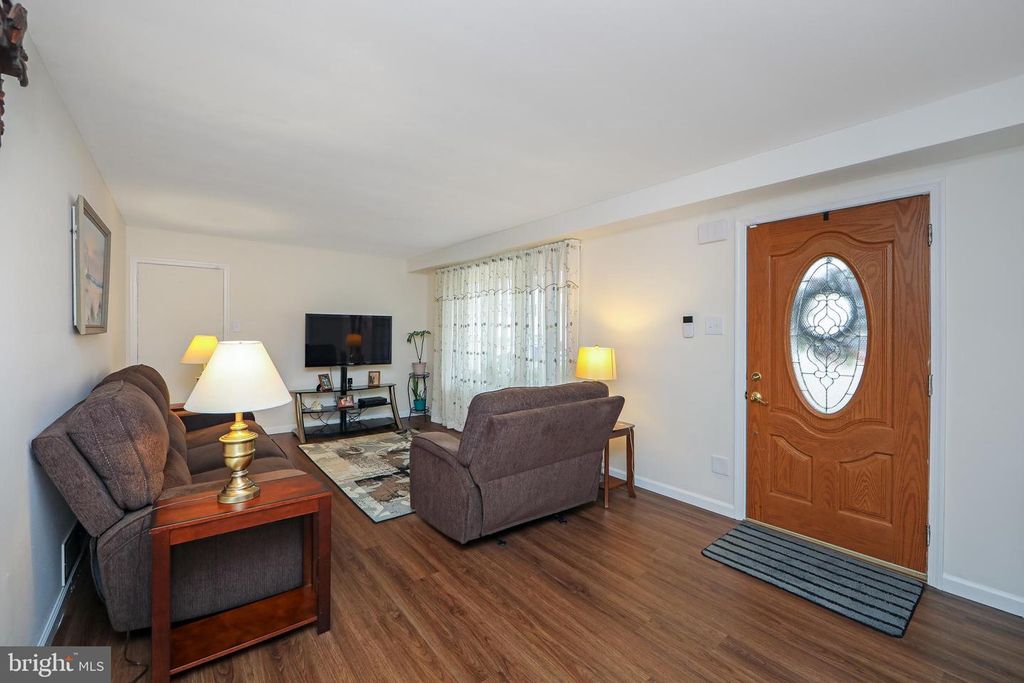 Image 12 of property listing at 11 HERITAGE RD, Marlton, NJ 08053