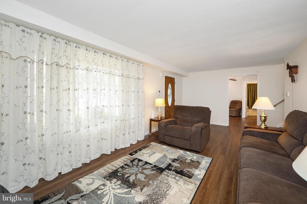 Image 13 of property listing at 11 HERITAGE RD, Marlton, NJ 08053