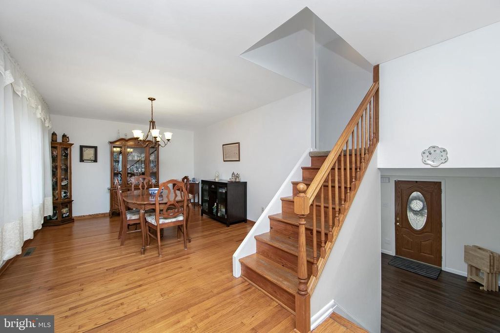 Image 18 of property listing at 11 HERITAGE RD, Marlton, NJ 08053