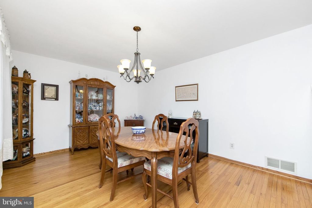 Image 19 of property listing at 11 HERITAGE RD, Marlton, NJ 08053