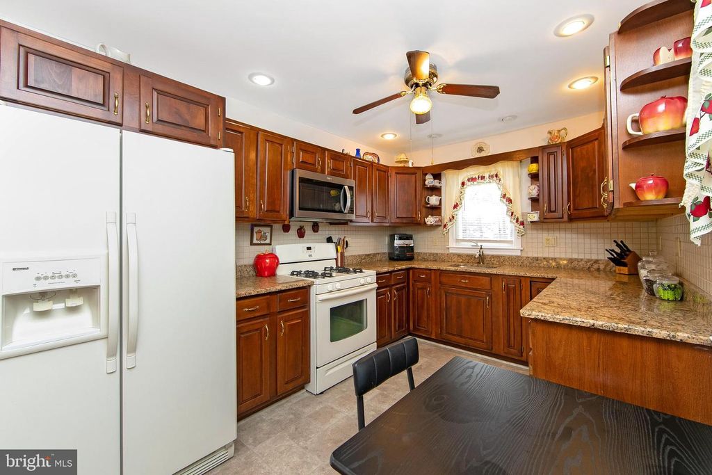 Image 22 of property listing at 11 HERITAGE RD, Marlton, NJ 08053