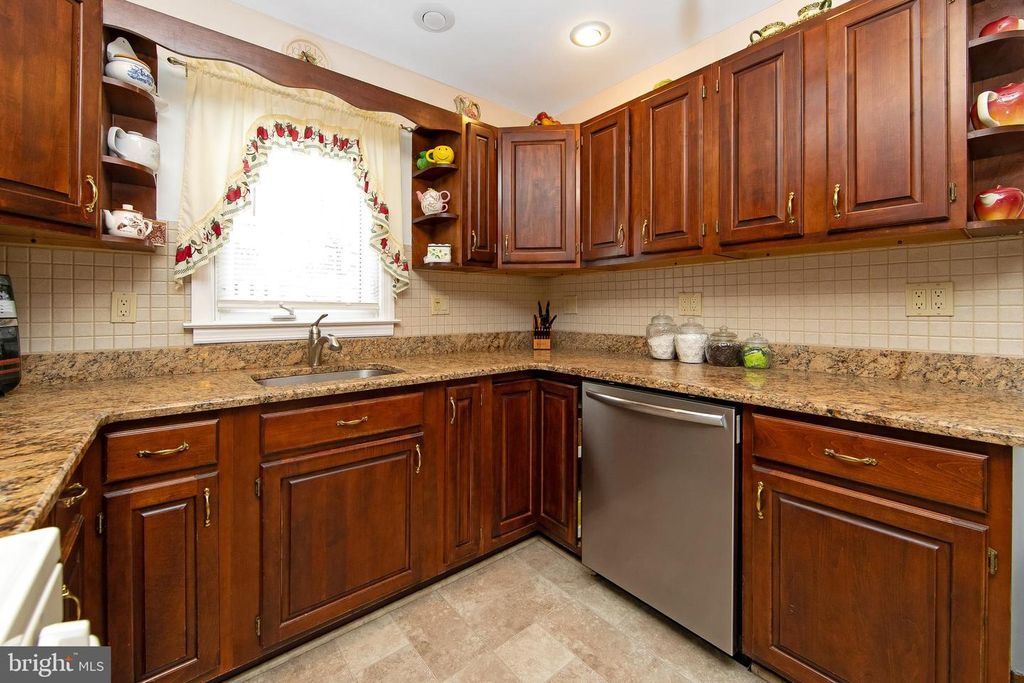 Image 25 of property listing at 11 HERITAGE RD, Marlton, NJ 08053