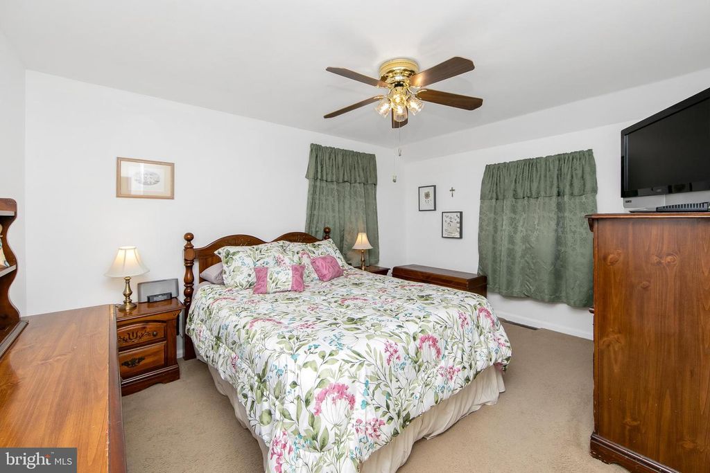 Image 26 of property listing at 11 HERITAGE RD, Marlton, NJ 08053