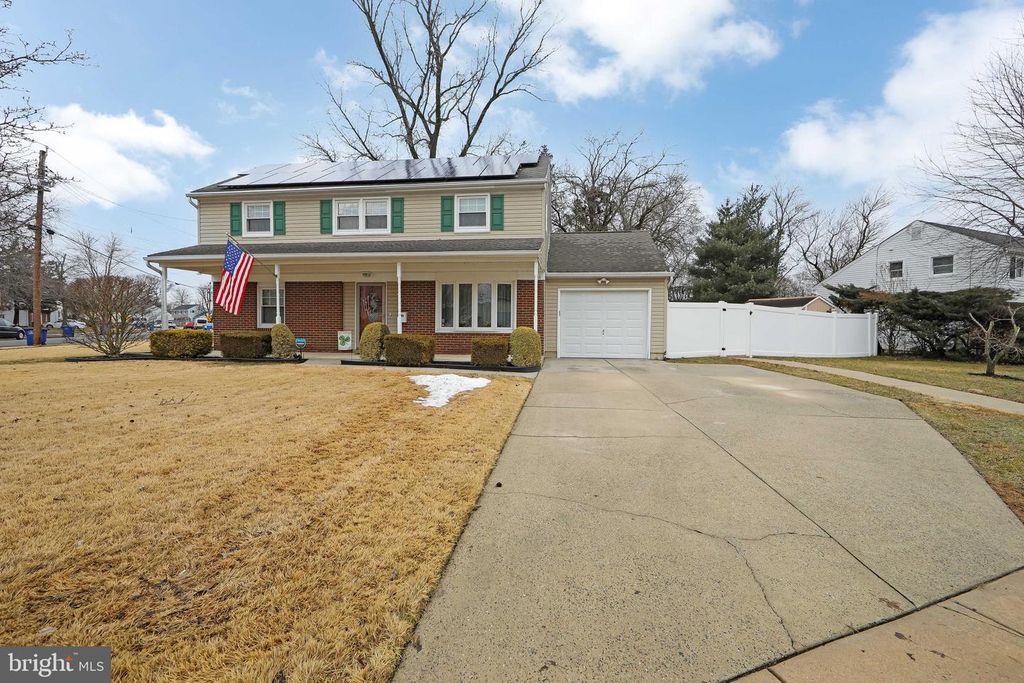 Image 2 of property listing at 11 HERITAGE RD, Marlton, NJ 08053