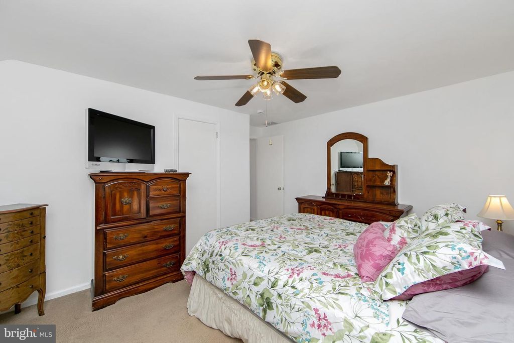 Image 28 of property listing at 11 HERITAGE RD, Marlton, NJ 08053