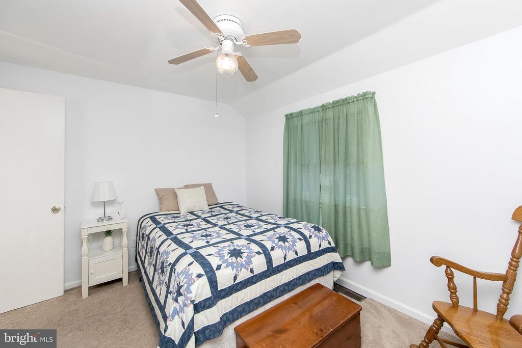 Image 34 of property listing at 11 HERITAGE RD, Marlton, NJ 08053