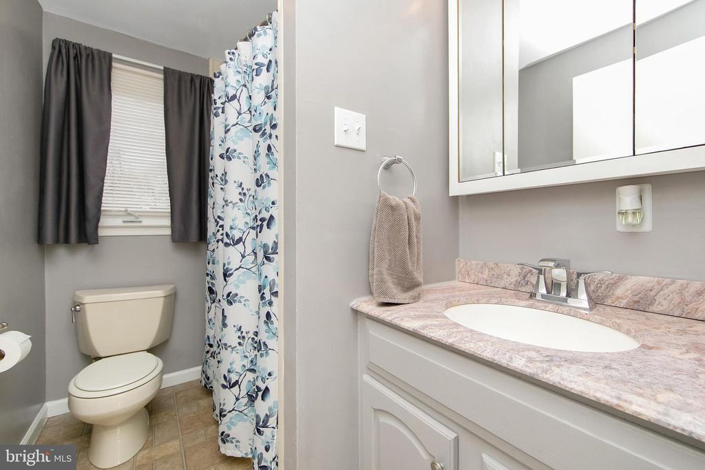 Image 36 of property listing at 11 HERITAGE RD, Marlton, NJ 08053