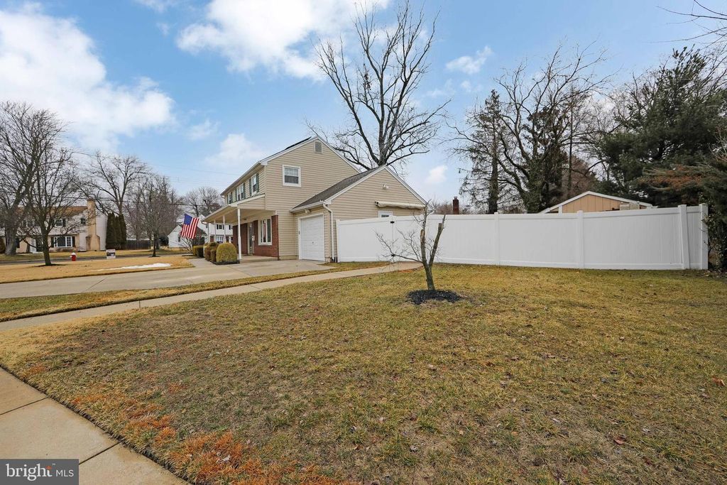 Image 4 of property listing at 11 HERITAGE RD, Marlton, NJ 08053