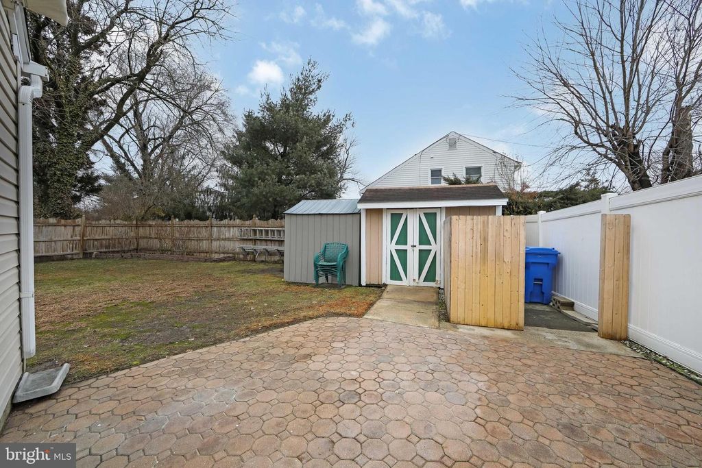 Image 6 of property listing at 11 HERITAGE RD, Marlton, NJ 08053