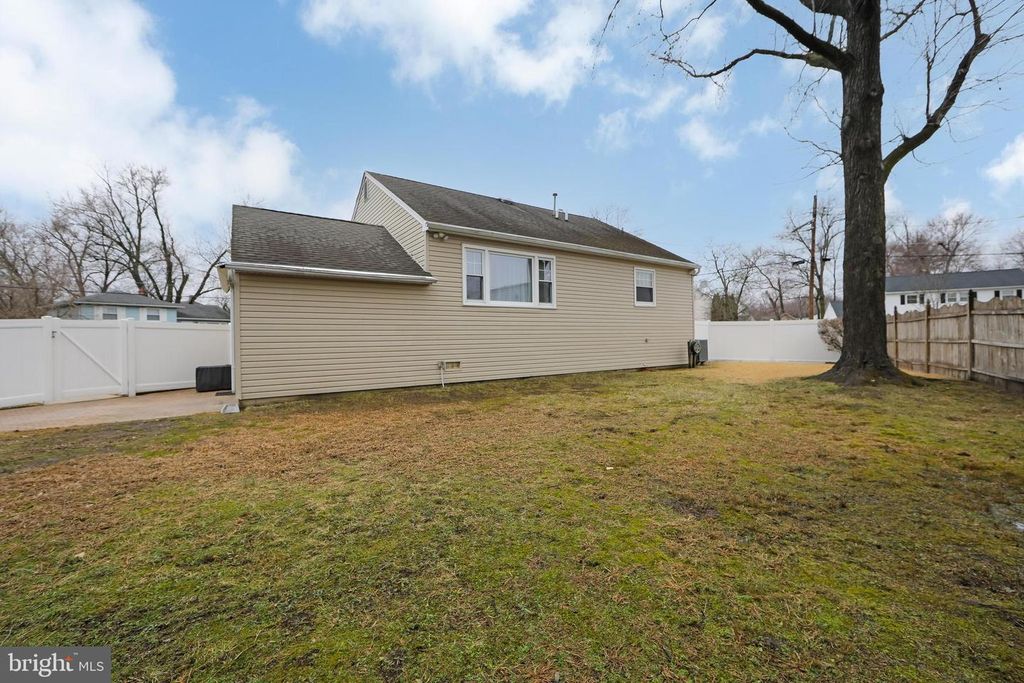 Image 7 of property listing at 11 HERITAGE RD, Marlton, NJ 08053