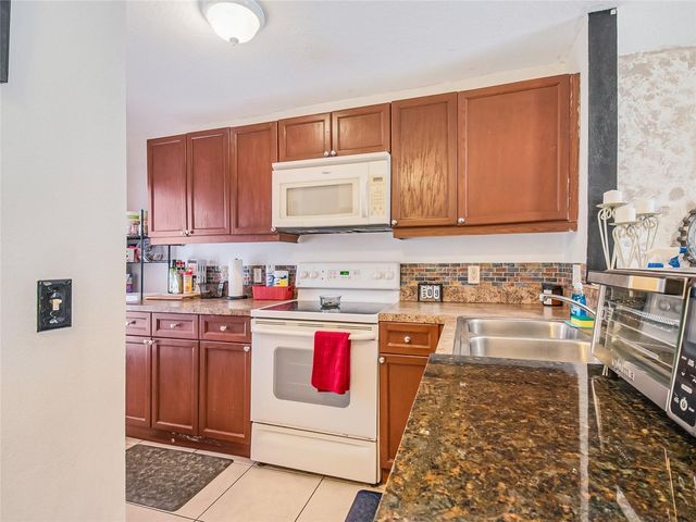 261 AUTUMN LANE 3, Kissimmee, FL 34743