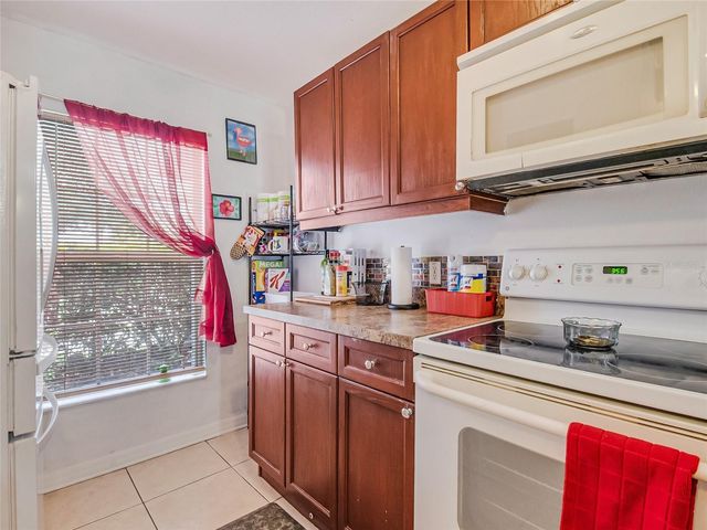 261 AUTUMN LANE 3, Kissimmee, FL 34743