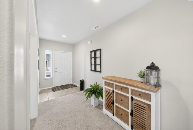 911 Bing St, Grandview, WA 98930