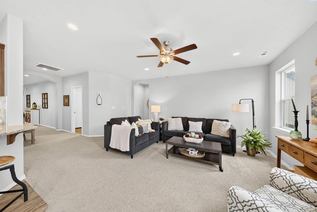 911 Bing St, Grandview, WA 98930