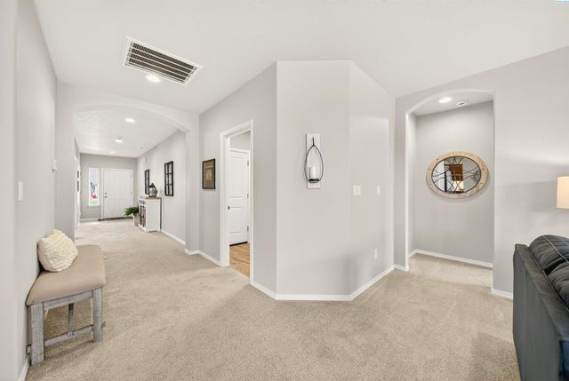 911 Bing St, Grandview, WA 98930