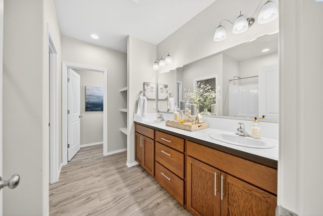 911 Bing St, Grandview, WA 98930