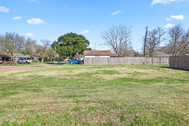 2514 Sunnycrest Drive, Texas City, TX 77590