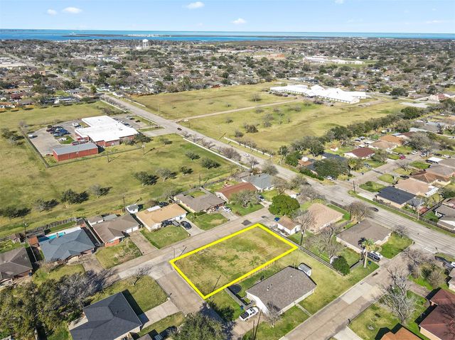 2514 Sunnycrest Drive, Texas City, TX 77590