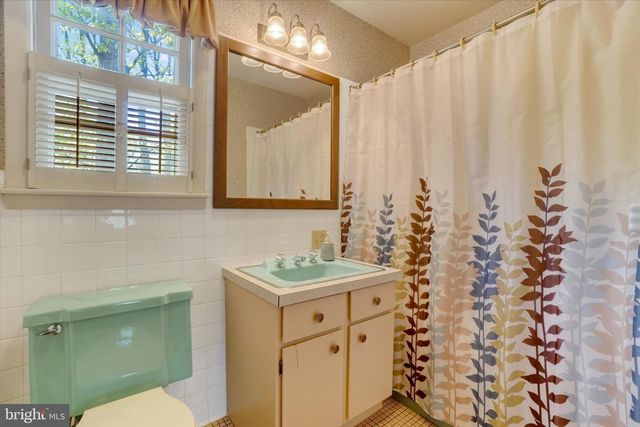 24 SPRINGWOOD AVE, Stewartstown, PA 17363