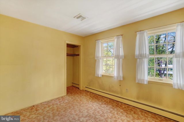 24 SPRINGWOOD AVE, Stewartstown, PA 17363