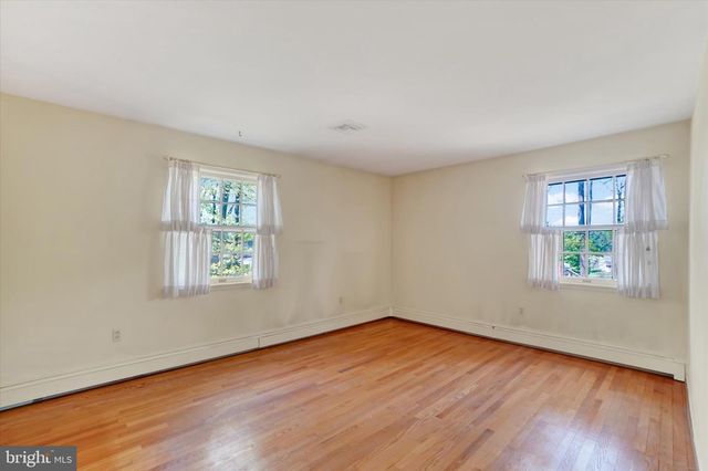 24 SPRINGWOOD AVE, Stewartstown, PA 17363