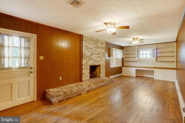 24 SPRINGWOOD AVE, Stewartstown, PA 17363