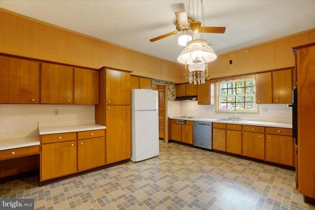 24 SPRINGWOOD AVE, Stewartstown, PA 17363