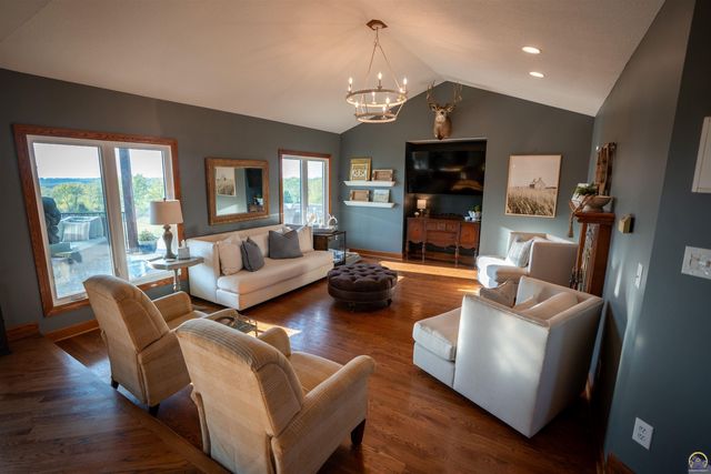 5721 NW Humphrey RD, Topeka, KS 66618