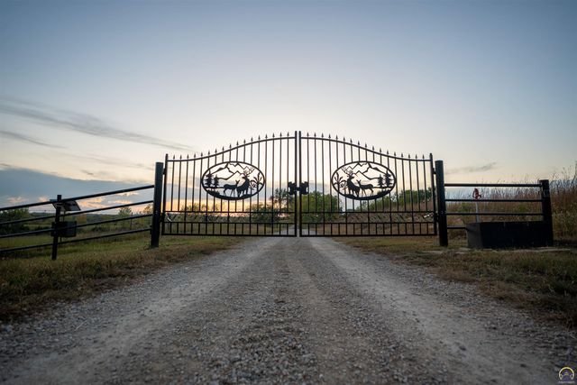 5721 NW Humphrey RD, Topeka, KS 66618